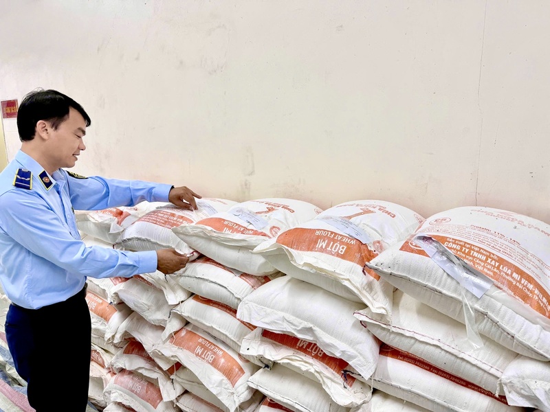 Lực lượng Quản lý thị trường kiểm tra phát hiện 60 bao bột mỳ quá hạn sử dụng tương đương khối lượng 1,5 tấn tại phường Lĩnh Nam, Hà Nội ngày 6/5.