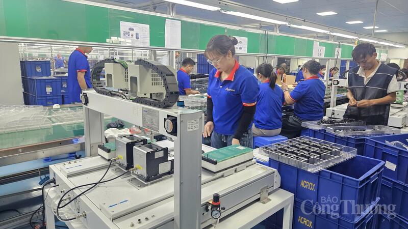Không khí sản xuất nhộn nhịp tại dây chuyền của Công ty TNHH International ACRO hoàn thiện đơn hàng xuất khẩu.