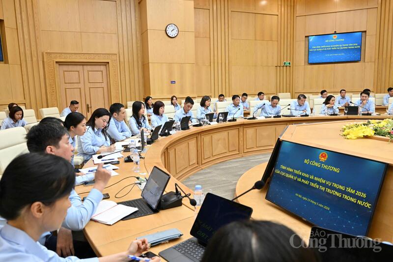 Buổi làm việc tập trung đánh giá tình hình thực hiện nhiệm vụ quản lý và phát triển thị trường trong nước từ đầu năm 2026 đến nay. Ảnh: Cấn Dũng