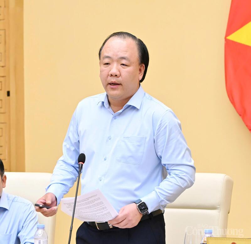 Cục trưởng Cục Quản lý và Phát triển thị trường trong nước Trần Hữu Linh báo cáo tại buổi làm việc. Ảnh: Cấn Dũng