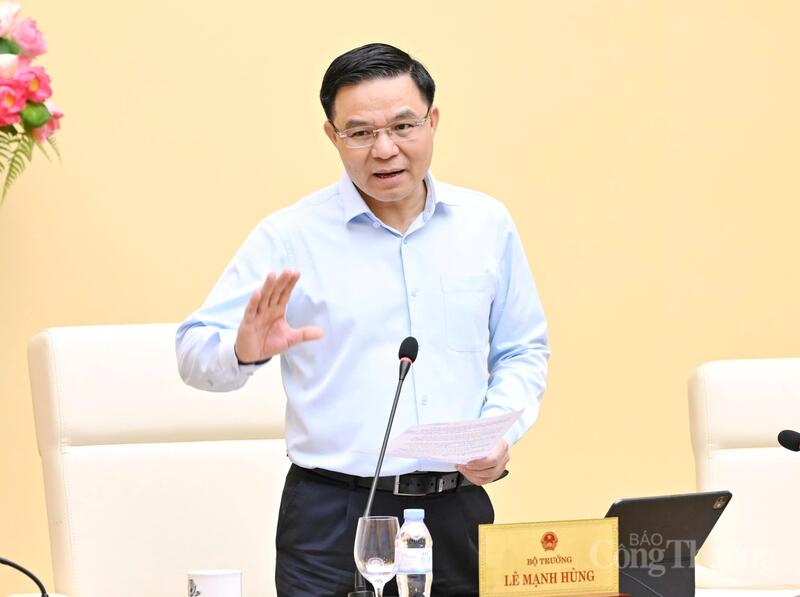 Bộ trưởng Lê Mạnh Hùng định hướng các nhiệm vụ trọng tâm những tháng cuối năm nhằm phát triển thị trường trong nước ổn định, bền vững. Ảnh: Cấn Dũng
