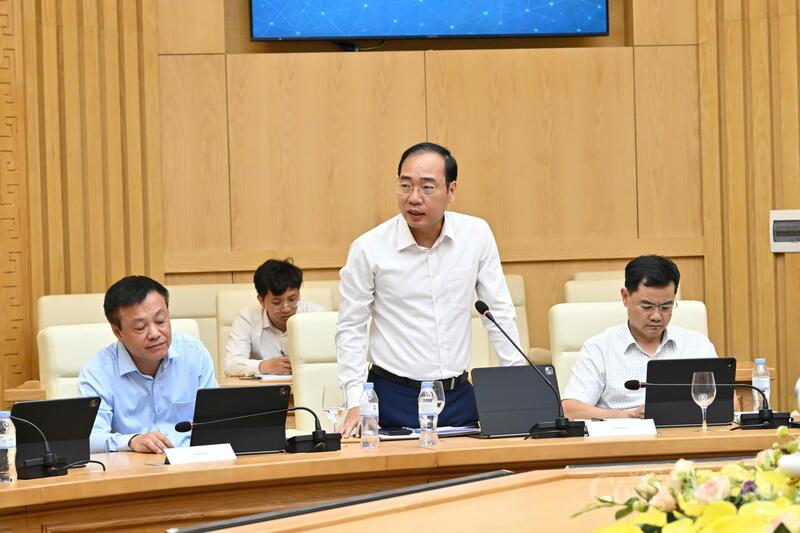 Vụ trưởng Vụ Tổ chức cán bộ Trần Quang Huy trao đổi một số nội dung liên quan đến việc phối hợp triển khai nhiệm vụ giữa hai đơn vị. Ảnh: Cấn Dũng