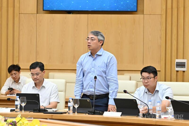 Ông Hoàng Ninh, Phó Cục trưởng Cục Thương mại điện tử và Kinh tế số trao đổi về các giải pháp phát triển thị trường trong nước gắn với chuyển đổi số. Ảnh: Cấn Dũng