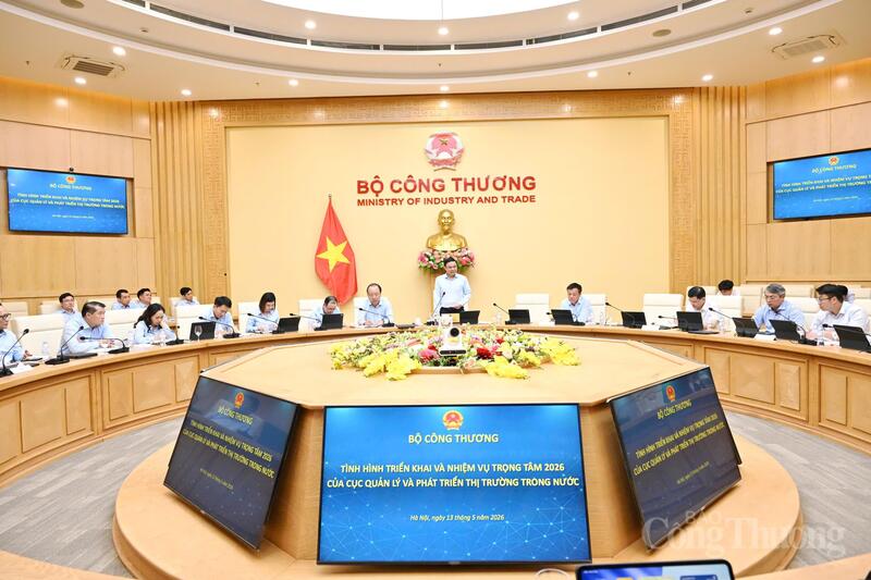 Toàn cảnh buổi làm việc của Bộ trưởng Bộ Công Thương Lê Mạnh Hùng với Cục Quản lý và Phát triển thị trường trong nước chiều 13/5. Ảnh: Cấn Dũng