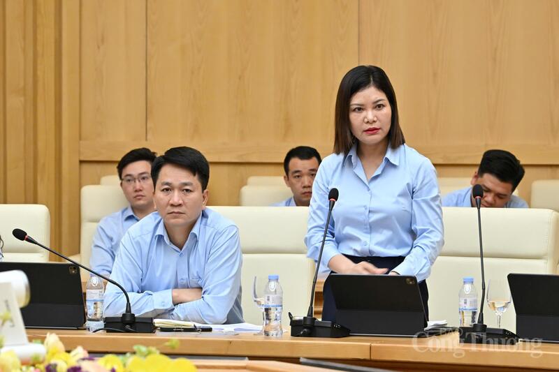 Phó Cục trưởng Nguyễn Thúy Hiền báo cáo một số nội dung liên quan đến thị trường xăng dầu. Ảnh: Cấn Dũng