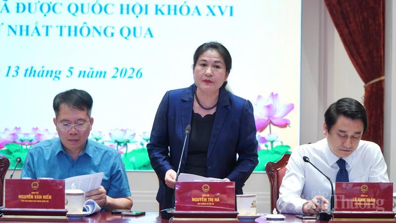 Thứ trưởng Bộ Nội vụ Nguyễn Thị Hà thông tin về những điểm mới của Luật sửa đổi, bổ sung một số điều của Luật Thi đua khen thưởng. Ảnh: Minh Trang