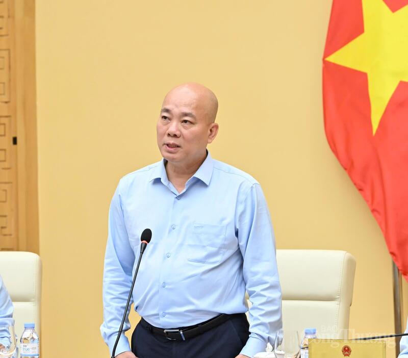 Cục trưởng Cục Xúc tiến thương mại Vũ Bá Phú báo cáo tình hình triển khai nhiệm vụ và kết quả xúc tiến thương mại từ đầu năm 2026 đến nay. Ảnh: Cấn Dũng