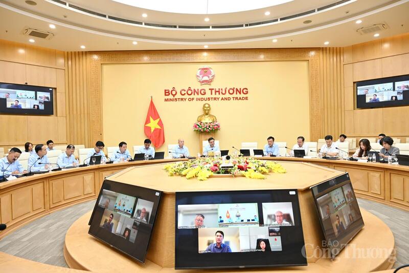 Bộ trưởng Bộ Công Thương Lê Mạnh Hùng chủ trì buổi làm việc với Cục Xúc tiến thương mại ngày 13/5 tại trụ sở Bộ Công Thương. Ảnh: Cấn Dũng
