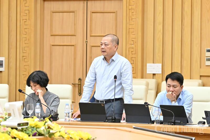 Đại diện lãnh đạo các đơn vị đã thảo luận, trao đổi nhiều nội dung liên quan đến công tác triển khai các nhiệm vụ trọng tâm của Cục Xúc tiến thương mại trong thời gian tới. Đồng thời, đề xuất nhiều giải pháp, cơ chế phối hợp cụ thể giữa Cục và các đơn vị nhằm nâng cao hiệu quả công tác. Ảnh: Cấn Dũng
