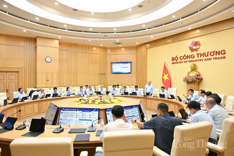 Toàn cảnh buổi làm việc giữa lãnh đạo Bộ Công Thương và Cục Xúc tiến thương mại về tình hình triển khai nhiệm vụ năm 2026. Ảnh: Cấn Dũng
