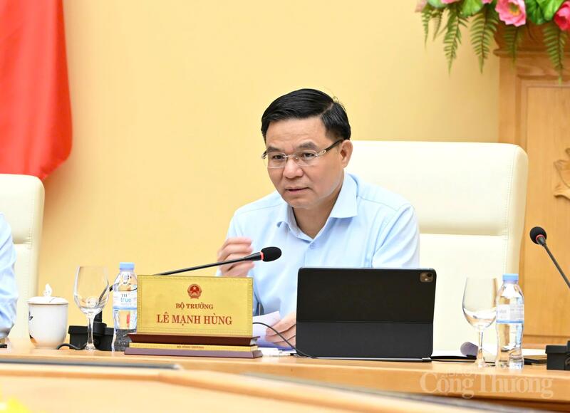 Bộ trưởng Lê Mạnh Hùng ghi nhận hoạt động xúc tiến thương mại đã góp phần thúc đẩy xuất khẩu, tiêu dùng trong nước và đóng góp tích cực vào kết quả tăng trưởng của ngành Công Thương trong năm 2025 cũng như 4 tháng đầu năm 2026. Ảnh: Cấn Dũng