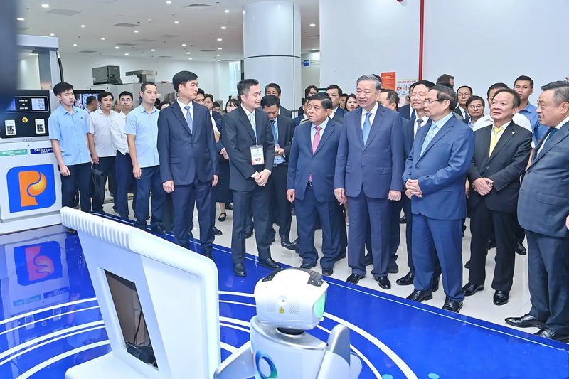 Tổng Bí thư Tô Lâm cùng các đồng chí Lãnh đạo Đảng, Nhà nước và Thành phố Hà Nội thăm Gian trưng bày của Petrolimex tại Triển lãm Quốc tế đổi mới sáng tạo Việt Nam (tháng 10/2025). Ảnh: PLX