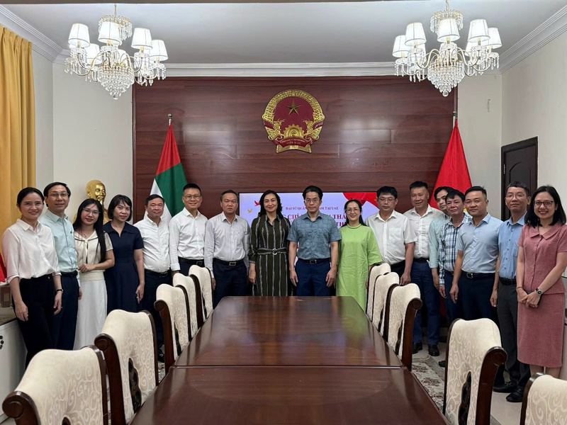 Đoàn công tác Việt Nam đến làm việc tại Đại sứ quán Việt Nam tại UAE.