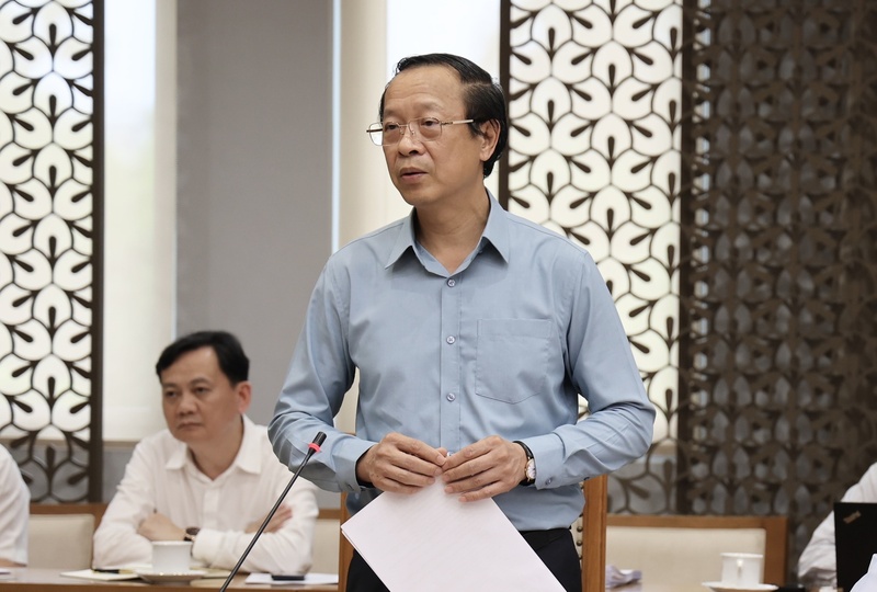 Thứ trưởng Thường trực Bộ Giáo dục và Đào tạo Phạm Ngọc Thưởng báo cáo tại cuộc họp. Ảnh: VGP/Thu Sa