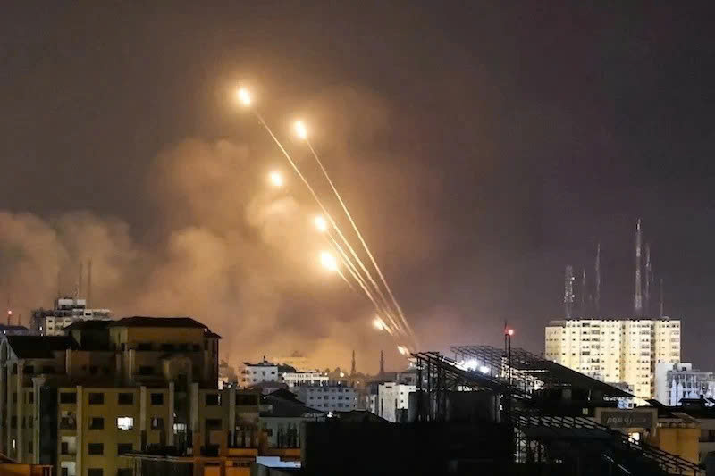 Hệ thống phòng không Vòm Sắt của Israel đánh chặn vụ tấn công của Hezbollah ngày 7/10. Ảnh: AFP.