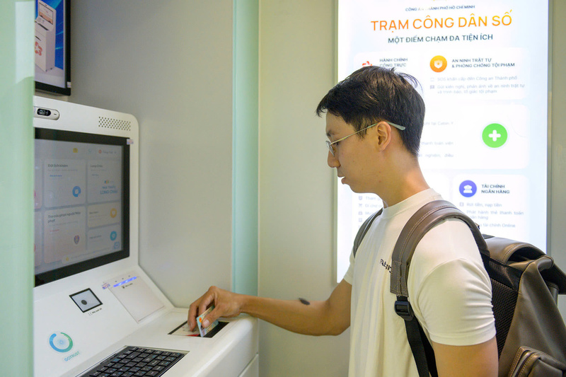 Kết nối hệ sinh thái tiện ích công - tư ngay tại một điểm chạm thông qua căn cước công dân gắn chip, định danh và xác thực điện tử.