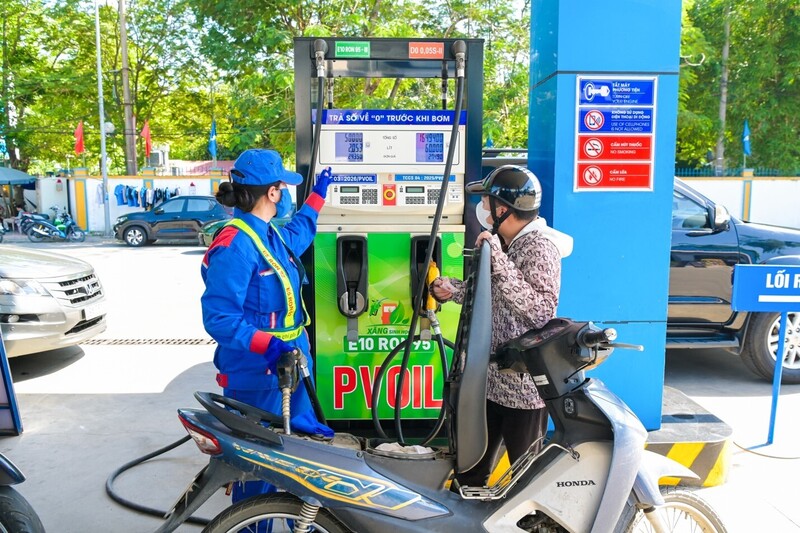 Khách hàng đổ xăng E10 tại CHXD PVOIL. Ảnh: PVOIL