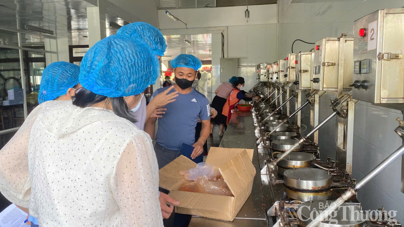 Kiểm tra các quy định về giấy phép, điều kiện an toàn vệ sinh thực phẩm tại cơ sở sản xuất bánh ép