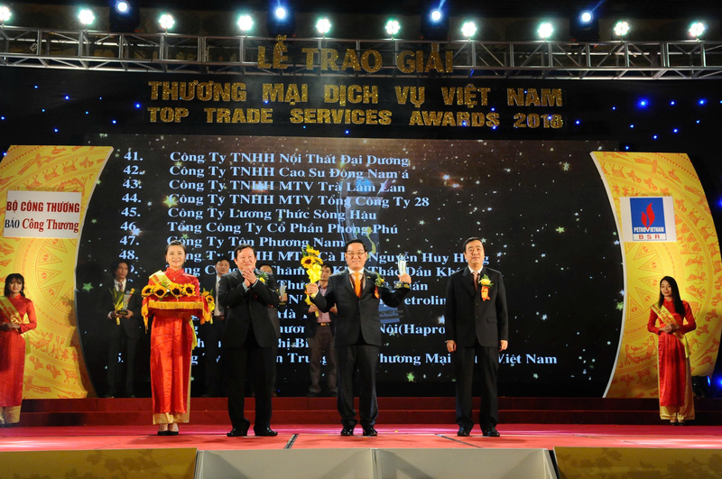 Doanh nghiệp nhận Giải thưởng Thương mại, Dịch vụ Việt Nam năm 2016. Ảnh: CT