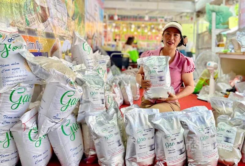 Sản phẩm gạo của Hợp tác xã Nông nghiệp Đại Đồng đạt chứng nhận OCOP 3 sao. Ảnh: Hiền Mai