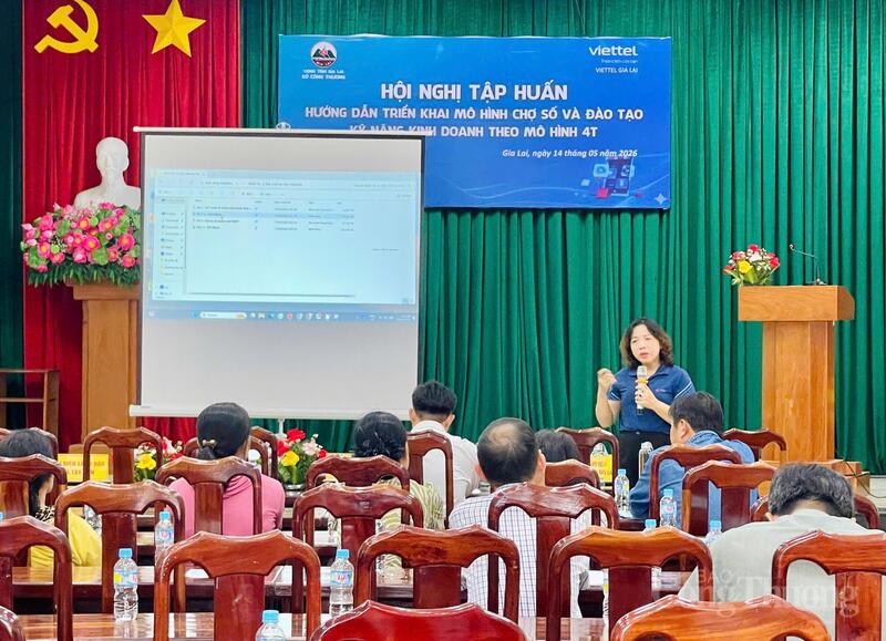 Các chuyên gia chia sẻ với người dân về kỹ năng kinh doanh theo mô hình 4T gồm: Tiểu thương số, Thương mại điện tử, Thanh toán không dùng tiền mặt và Tiết kiệm số. Ảnh: Hoàng Phát