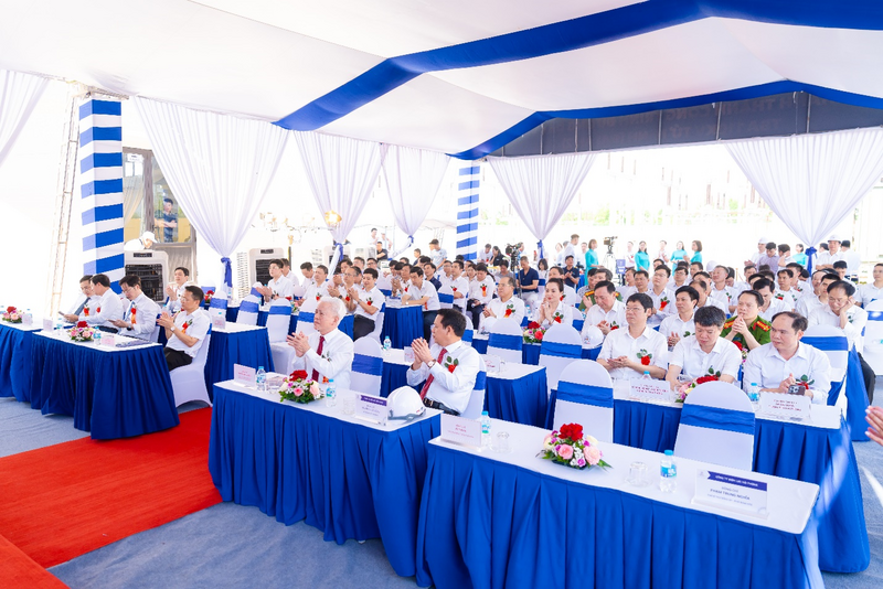 Các đại biểu dự lễ khánh thành Dự án Đường dây và Trạm biến áp 110kV Tứ Minh (Đại An 2)