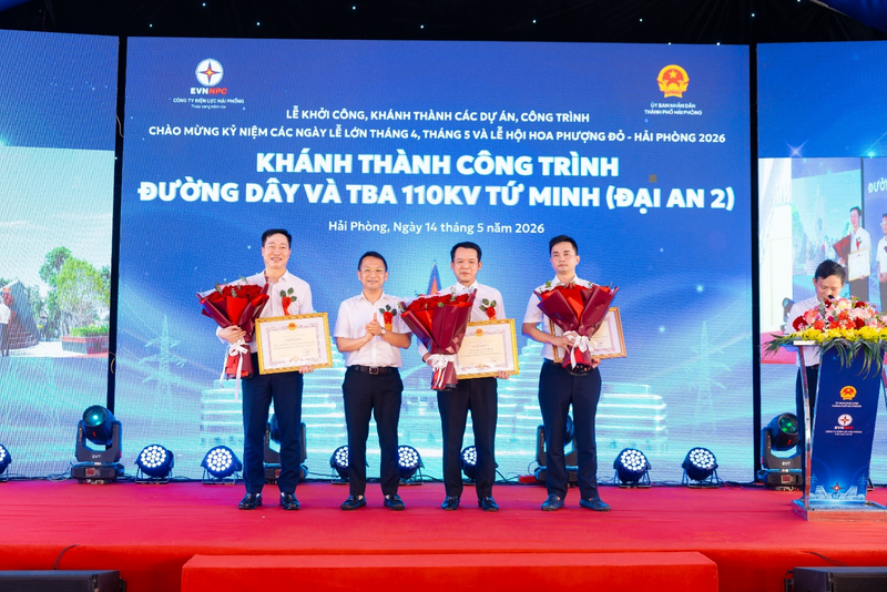 Ông Hà Huy Tâm - Phó Tổng giám đốc Tổng công ty trao Giấy khen cho các tập thể có thành tích xuất sắc trong quá trình triển khai, thi công, hoàn thành vượt tiến độ dự án Đường dây và TBA 110kV Tứ Minh (Đại An 2)