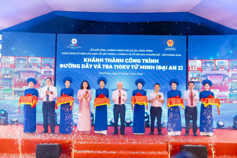 Các đồng chí lãnh đạo thực hiện nghi thức cắt băng khánh thành dự án Đường dây và TBA 110kV Tứ Minh (Đại An 2)