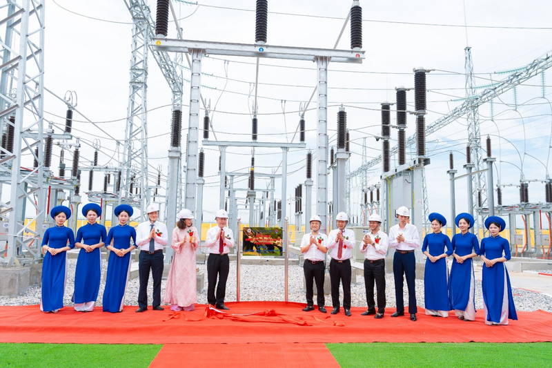 Các đồng chí lãnh đạo thực hiện nghi thức gắn biển công trình dự án Đường dây và TBA 110kV Tứ Minh (Đại An 2)