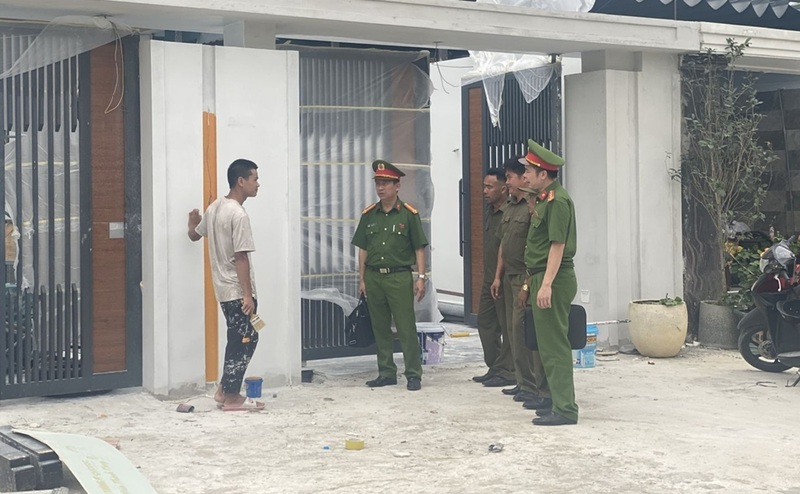 Lực lượng công an phối hợp với tổ hòa giải cơ sở tham gia vận động, giải quyết mâu thuẫn. Ảnh: Công an Thanh Hóa