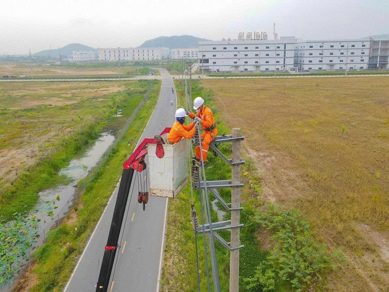 Điện lực Nghệ An luôn được ghi nhận về việc cấp điện an toàn, ổn định và khắc phục nhanh các sự cố do thiên tai . Ảnh: Phan Thuỷ