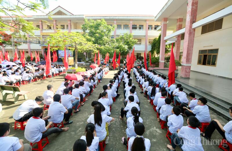 Toàn cảnh chương trình tuyên truyền bảo vệ hành lang an toàn lưới điện, phòng chống cháy nổ do điện, sử dụng điện an toàn và tiết kiệm điện. Ảnh: Ngô Nhung