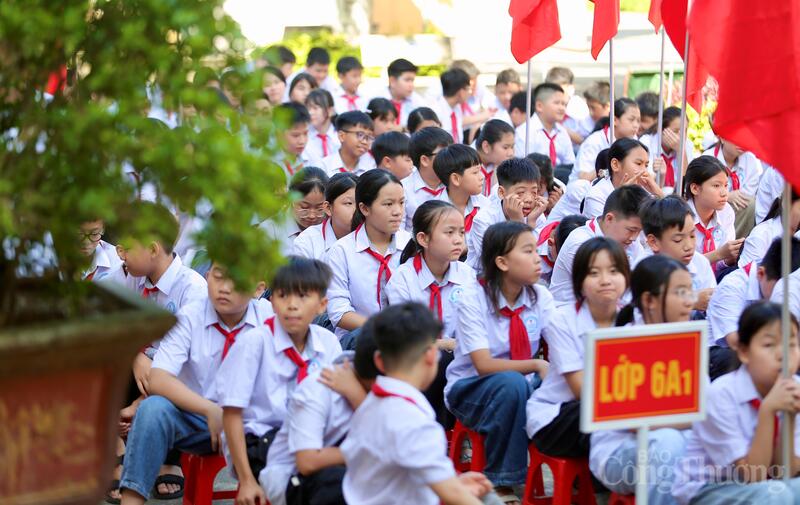 Chương trình tuyên truyền bảo vệ hành lang an toàn lưới điện, phòng chống cháy nổ do điện, sử dụng điện an toàn và tiết kiệm điện có sự tham gia của Ban Giám hiệu nhà trường cùng các giáo viên và hơn 600 em học sinh Trường THCS Cẩm Thủy. Ảnh: Ngô Nhung
