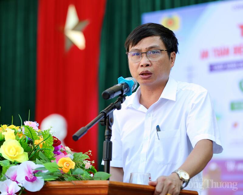 Thầy Nguyễn Văn Đức - Hiệu trưởng Trường THCS Cẩm Thủy. Ảnh: Ngô Nhung