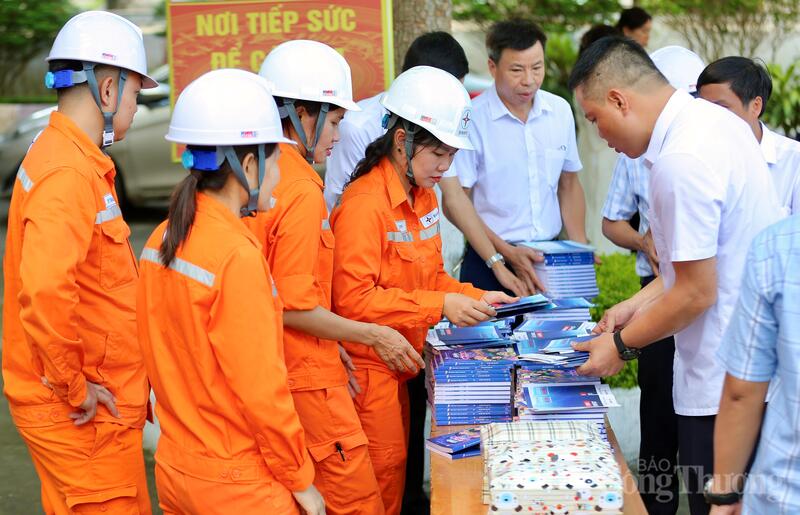 Hàng trăm cuốn sách cẩm nang an toàn điện và sách tranh được trao tặng cho các em học sinh. Ảnh: Ngô Nhung