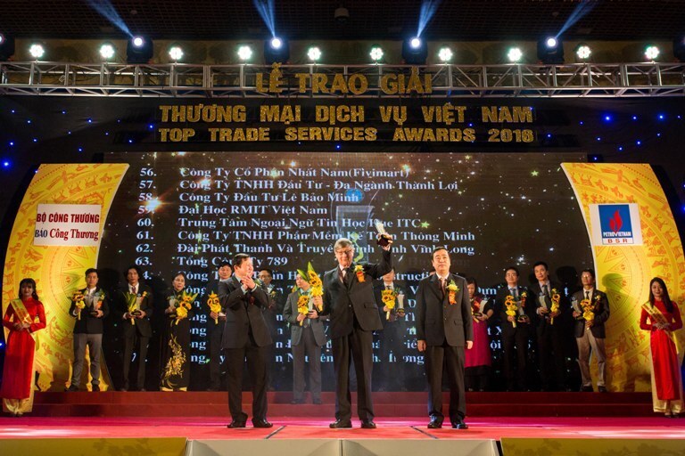 Doanh nghiệp nhận Giải thưởng Thương mại, Dịch vụ Việt Nam năm 2016. Ảnh: Cấn Dũng