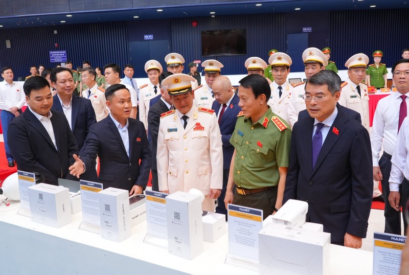 Ông Phùng Anh Tú, Chủ tịch Tập đoàn G-Group giới thiệu các giải pháp công nghệ tới Thủ tướng Chính phủ Lê Minh Hưng, Bộ trưởng Bộ Công an Lương Tam Quang và các đại biểu.