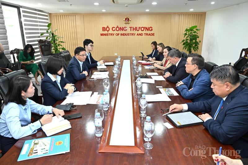Bộ trưởng Lê Mạnh Hùng tiếp Tổng Giám đốc Tập đoàn Central Retail. Ảnh: Cấn Dũng