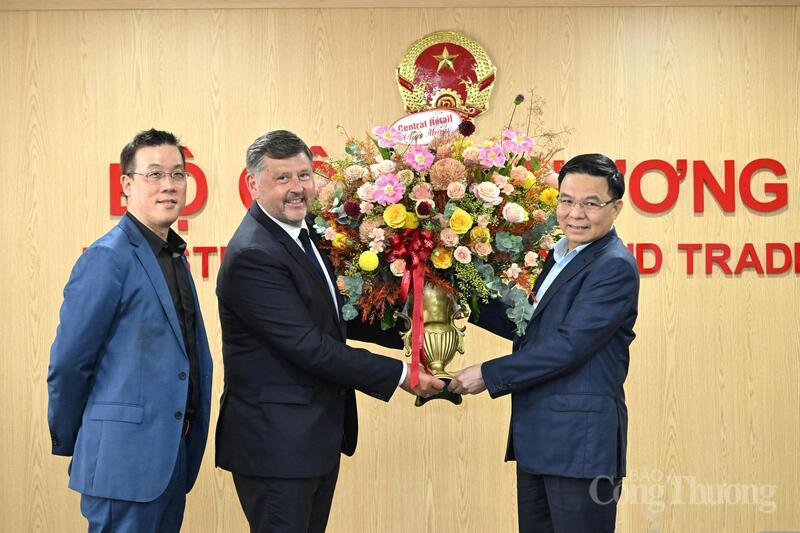 Ông Olivier Langlet tặng hoa chúc mừng Bộ trưởng. Ảnh: Cấn Dũng