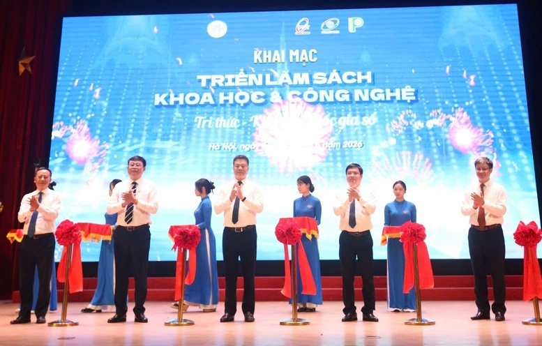 Các đại biểu cắt băng khai mạc triển lãm