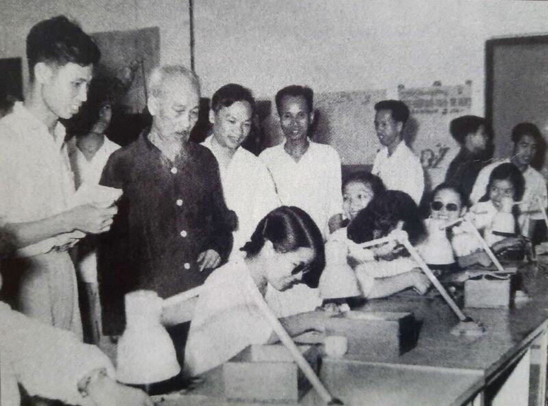 Chủ tịch Hồ Chí Minh thăm Nhà máy bóng đèn phích nước Rạng Đông (ngày 28/4/1964). Ảnh tư liệu.