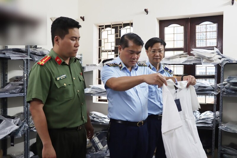 Lực lượng chức năng kiểm tra hàng hóa vi phạm. Ảnh: Cục Quản lý và Phát triển thị trường trong nước