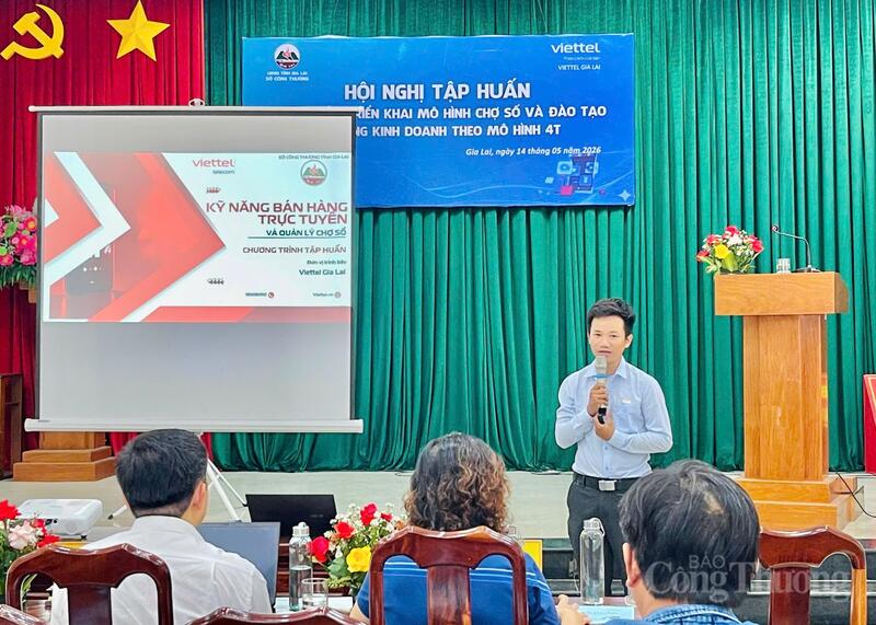 Sở Công Thương Gia Lai phối hợp với Viettel Gia Lai - Chi nhánh Tập đoàn Công nghiệp - Viễn thông Quân đội tổ chức hội nghị tập huấn triển khai mô hình “Chợ số” và đào tạo kỹ năng kinh doanh theo mô hình 4T. Ảnh: Hoàng Phát
