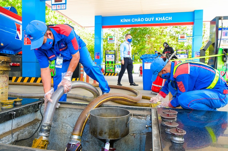 Nhân viên PVOIL nhập xăng E10 vào bồn chứa tại CHXD. Ảnh: PVOIL