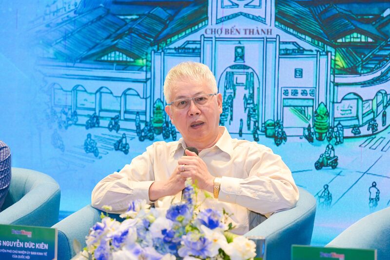 Tiến sĩ Nguyễn Đức Kiên trao đổi với phóng viên