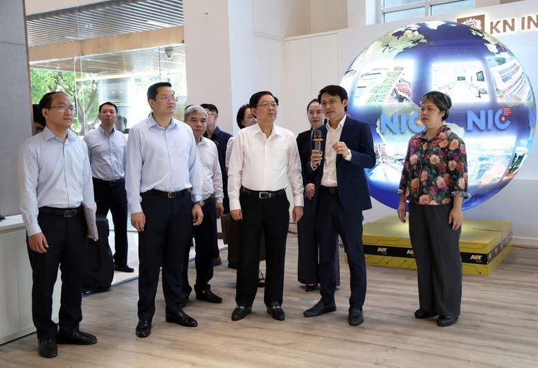Phó Thủ tướng Hồ Quốc Dũng thăm hai cơ sở của NIC tại phường Cầu Giấy và Khu Công nghệ cao Hòa Lạc, Hà Nội. Ảnh: VGP/Gia Huy