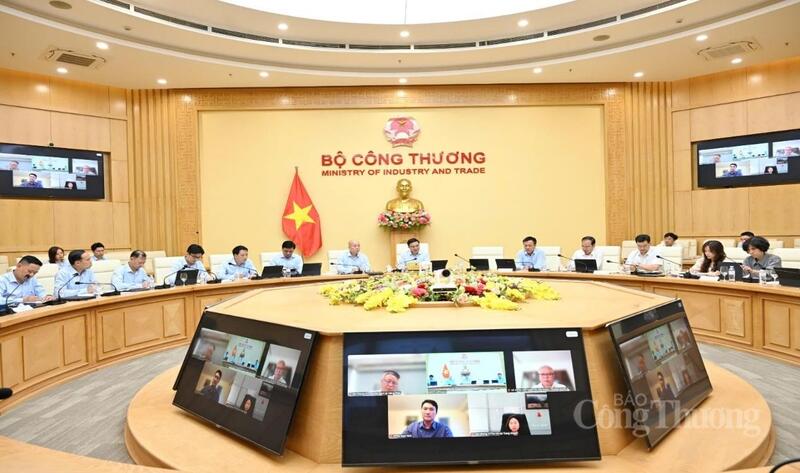 Bộ trưởng Bộ Công Thương Lê Mạnh Hùng làm việc với Cục Xúc tiến thương mại. Ảnh: Cấn Dũng