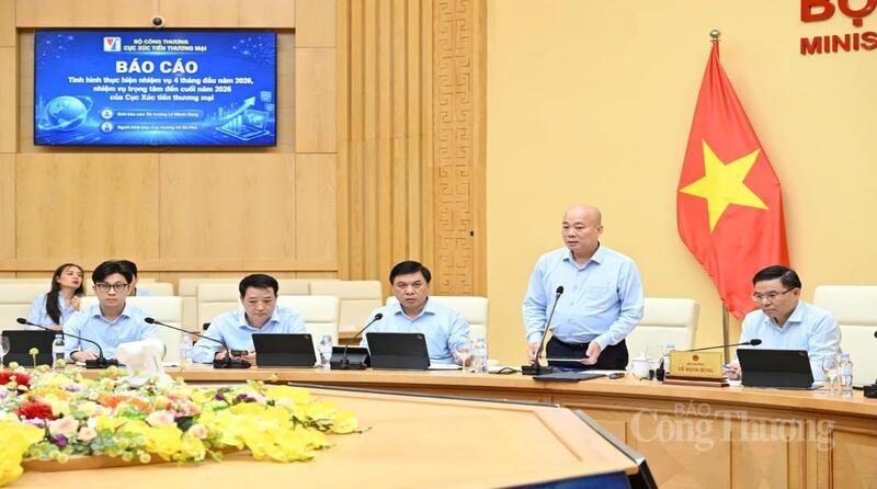 Cục trưởng Cục Xúc tiến thương mại Vũ Bá Phú báo cáo tại buổi làm việc. Ảnh: Cấn Dũng