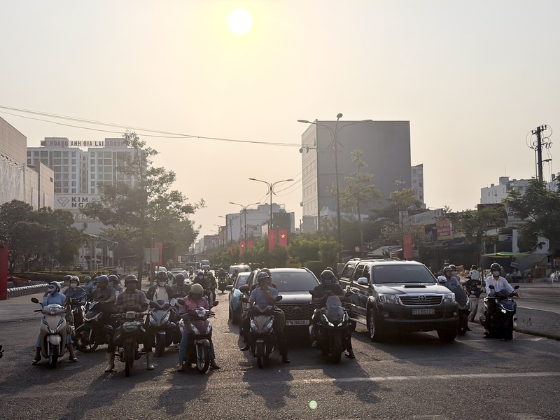TP. Hồ Chí Minh bước vào những ngày nắng nóng có nơi cao trên 36 độ C. Ảnh: Minh Anh.
