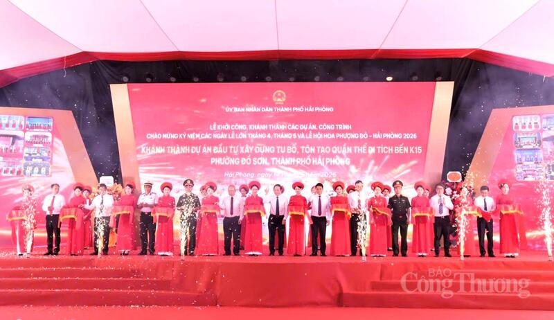 Phó Thủ tướng Chính phủ Lê Tiến Châu và các đại biểu cắt băng khánh thành Dự án đầu tư xây dựng tu bổ, tôn tạo quần thể di tích bến K15, phường Đồ Sơn, TP. Hải Phòng.